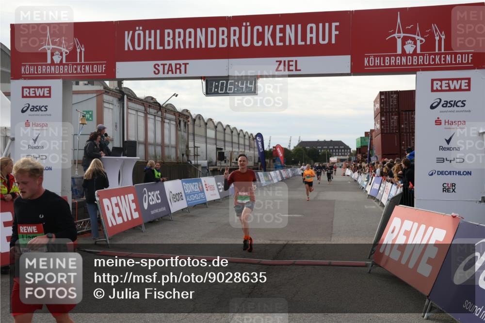 03.10.2025 - Köhlbrandbrückenlauf Julia Fischer http://msf.ph/oto/9028635 03.10.2025 16:06:44 Ziel 7623, 8860, 8880, 8965 meine-sportfotos.de