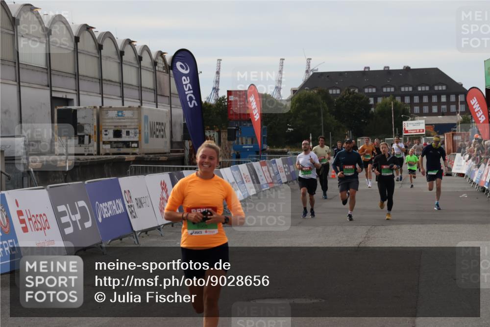 03.10.2025 - Köhlbrandbrückenlauf Julia Fischer http://msf.ph/oto/9028656 03.10.2025 16:06:47 Ziel 7623, 8848, 8860, 8880, 8965, 9353, 9354 meine-sportfotos.de