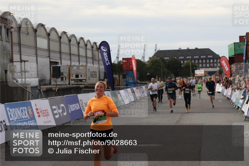 03.10.2025 - Köhlbrandbrückenlauf Julia Fischer http://msf.ph/oto/9028663 03.10.2025 16:06:47 Ziel 7623, 8848, 8860, 8880, 8965, 9353, 9354 meine-sportfotos.de