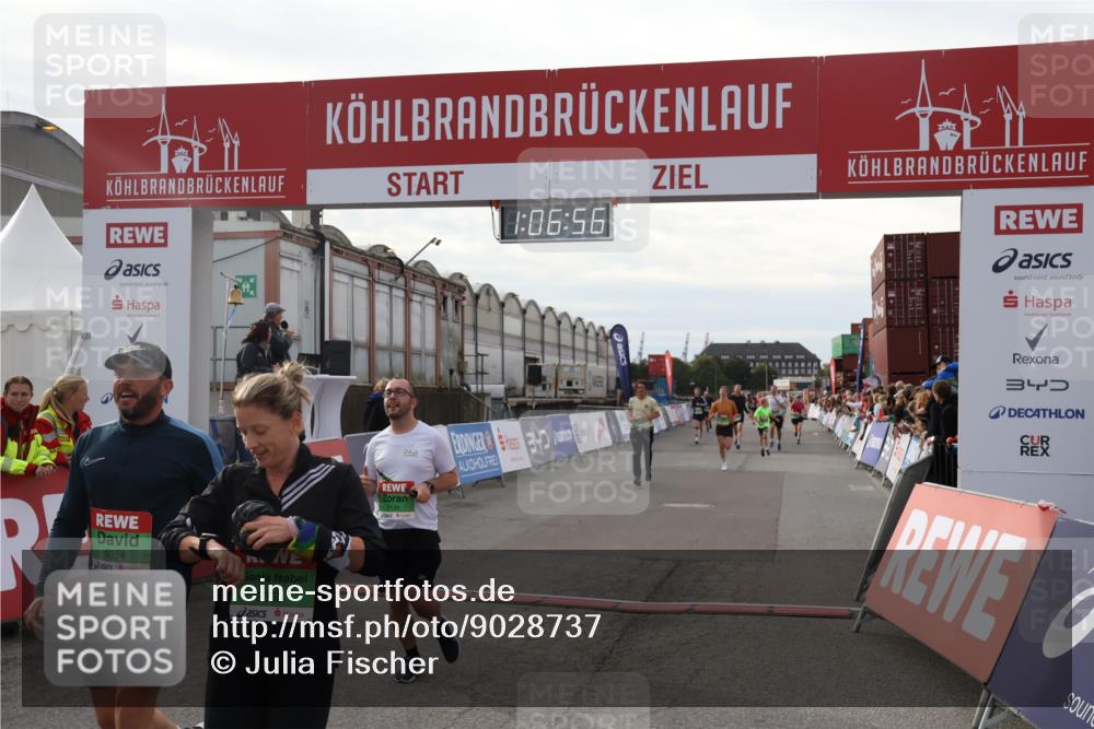 03.10.2025 - Köhlbrandbrückenlauf Julia Fischer http://msf.ph/oto/9028737 03.10.2025 16:06:56 Ziel 7263, 8848, 8866, 8965, 8967, 9128, 9353, 9354, 9416, 9417 meine-sportfotos.de