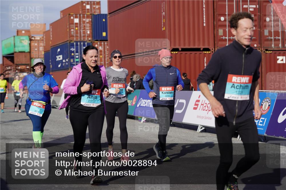 03.10.2025 - Köhlbrandbrückenlauf Michael Burmester http://msf.ph/oto/9028894 03.10.2025 10:33:30 Ziel 1221, 1963, 2175, 2211, 2248, 2370, 2466, 2654, 2668, 3254, 3814 meine-sportfotos.de