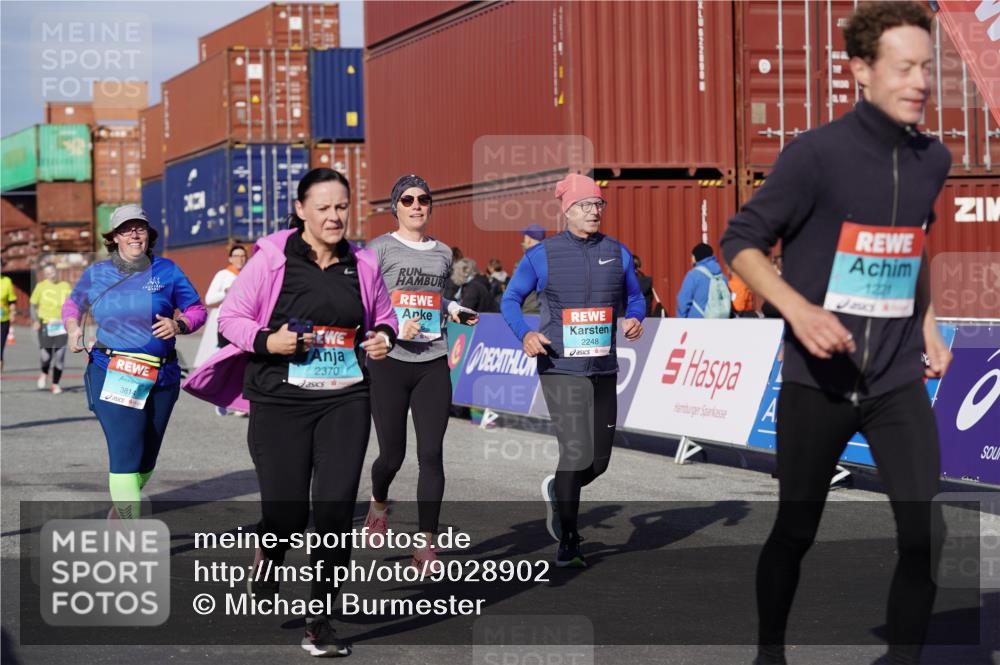 03.10.2025 - Köhlbrandbrückenlauf Michael Burmester http://msf.ph/oto/9028902 03.10.2025 10:33:30 Ziel 1221, 1963, 2175, 2211, 2248, 2370, 2466, 2654, 2668, 3254, 3814 meine-sportfotos.de