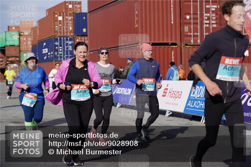 03.10.2025 - Köhlbrandbrückenlauf Michael Burmester http://msf.ph/oto/9028908 03.10.2025 10:33:30 Ziel 1221, 1963, 2175, 2211, 2248, 2370, 2466, 2654, 2668, 3254, 3814 meine-sportfotos.de