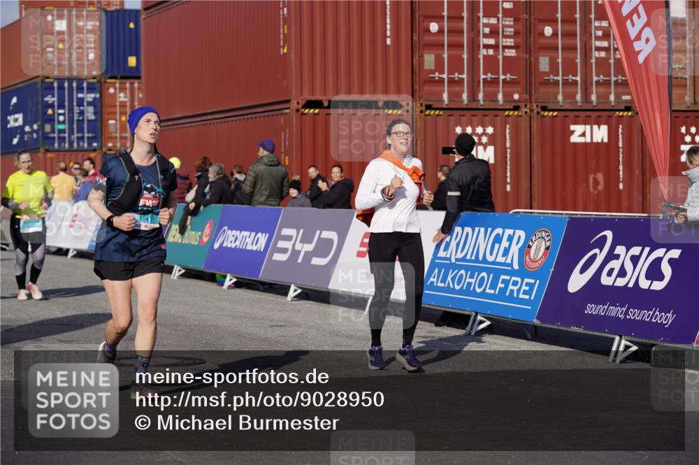 03.10.2025 - Köhlbrandbrückenlauf Michael Burmester http://msf.ph/oto/9028950 03.10.2025 10:33:35 Ziel 1963, 2175, 2211, 2654, 2838, 3254 meine-sportfotos.de