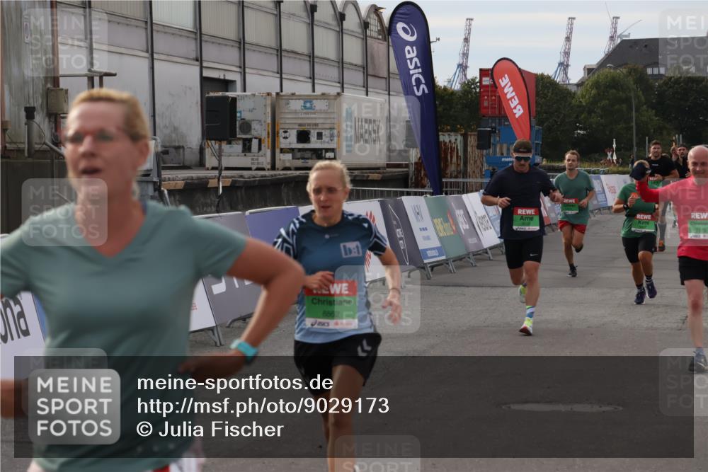 03.10.2025 - Köhlbrandbrückenlauf Julia Fischer http://msf.ph/oto/9029173 03.10.2025 16:07:39 Ziel 7056, 7071, 7172, 7179, 7365, 7499, 8745, 8862, 8919, 9020, 9456, 9457 meine-sportfotos.de