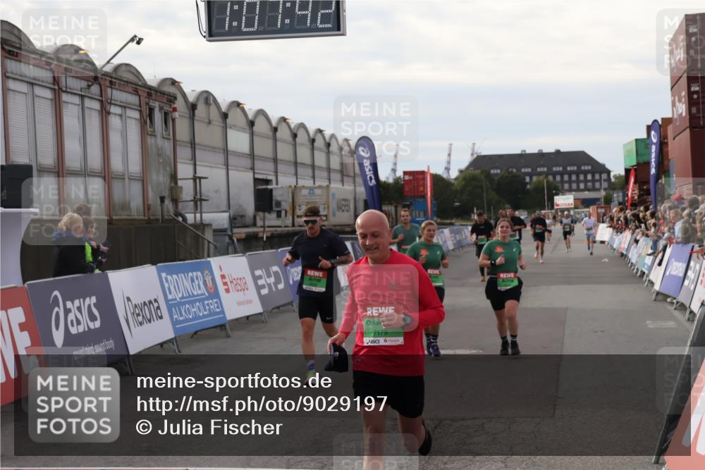 03.10.2025 - Köhlbrandbrückenlauf Julia Fischer http://msf.ph/oto/9029197 03.10.2025 16:07:42 Ziel 7056, 7071, 7172, 7179, 7365, 7499, 7588, 7674, 8035, 8745, 8862, 8919, 9020, 9456, 9457 meine-sportfotos.de