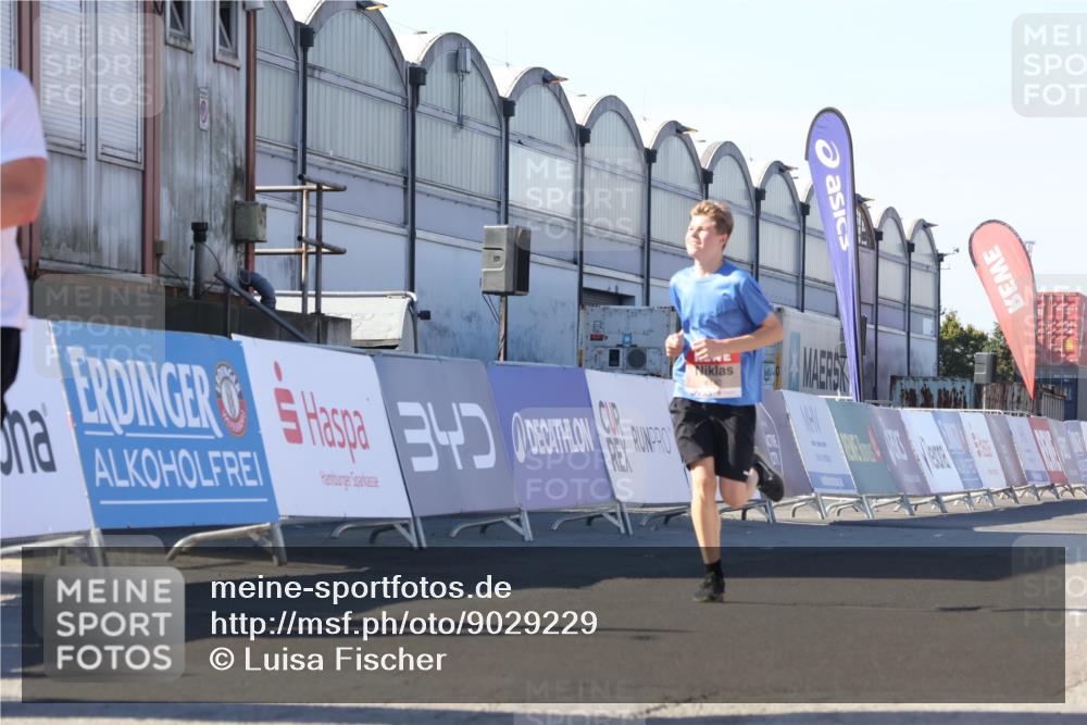 03.10.2025 - Köhlbrandbrückenlauf Luisa Fischer http://msf.ph/oto/9029229 03.10.2025 13:01:02 Ziel 4039, 4069, 4140, 4177, 4407, 4425, 4512, 4820, 6464 meine-sportfotos.de