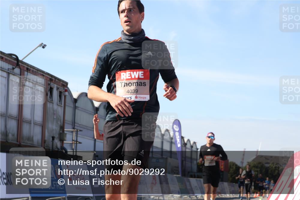 03.10.2025 - Köhlbrandbrückenlauf Luisa Fischer http://msf.ph/oto/9029292 03.10.2025 13:01:08 Ziel 4039, 4069, 4140, 4407, 4425, 4512, 5779, 6614 meine-sportfotos.de