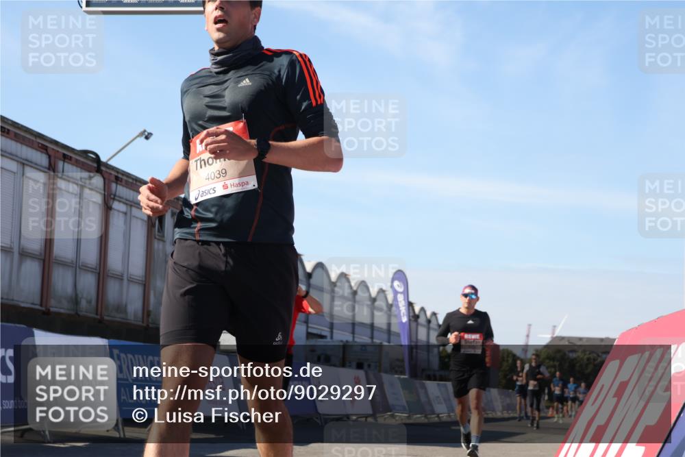 03.10.2025 - Köhlbrandbrückenlauf Luisa Fischer http://msf.ph/oto/9029297 03.10.2025 13:01:08 Ziel 4039, 4069, 4140, 4407, 4425, 4512, 5779, 6614 meine-sportfotos.de