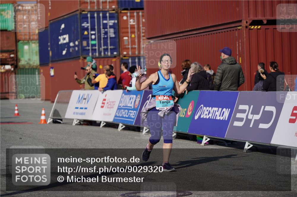 03.10.2025 - Köhlbrandbrückenlauf Michael Burmester http://msf.ph/oto/9029320 03.10.2025 10:34:06 Ziel 2530, 2578, 3388 meine-sportfotos.de