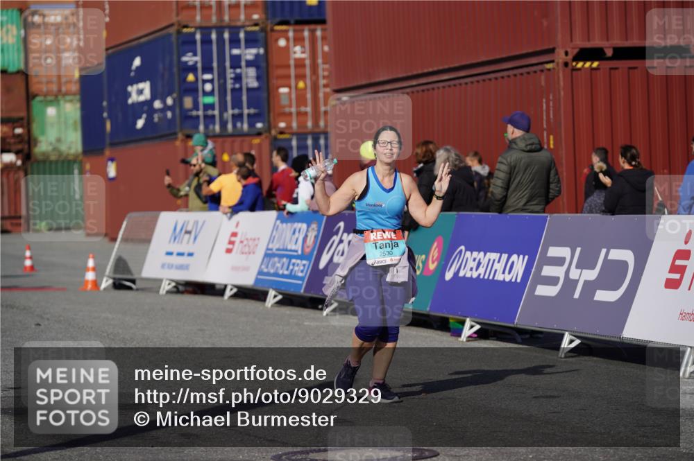 03.10.2025 - Köhlbrandbrückenlauf Michael Burmester http://msf.ph/oto/9029329 03.10.2025 10:34:06 Ziel 2530, 2578, 3388 meine-sportfotos.de