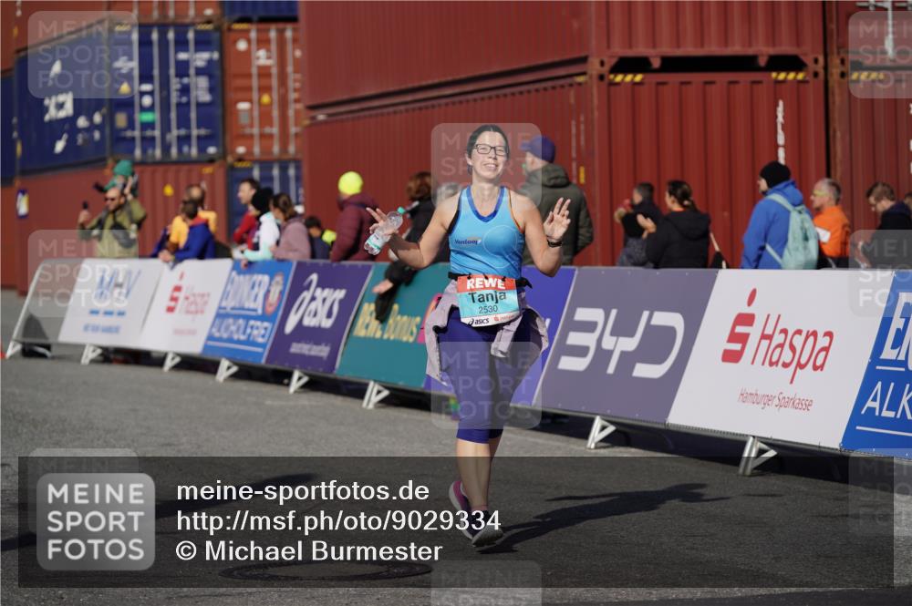03.10.2025 - Köhlbrandbrückenlauf Michael Burmester http://msf.ph/oto/9029334 03.10.2025 10:34:07 Ziel 1497, 1606, 2530, 2578, 3388 meine-sportfotos.de