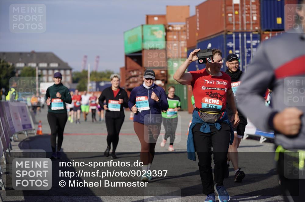 03.10.2025 - Köhlbrandbrückenlauf Michael Burmester http://msf.ph/oto/9029397 03.10.2025 10:34:15 Ziel 1497, 1606, 2011, 2020, 2271, 2311, 2578, 3324, 3388 meine-sportfotos.de