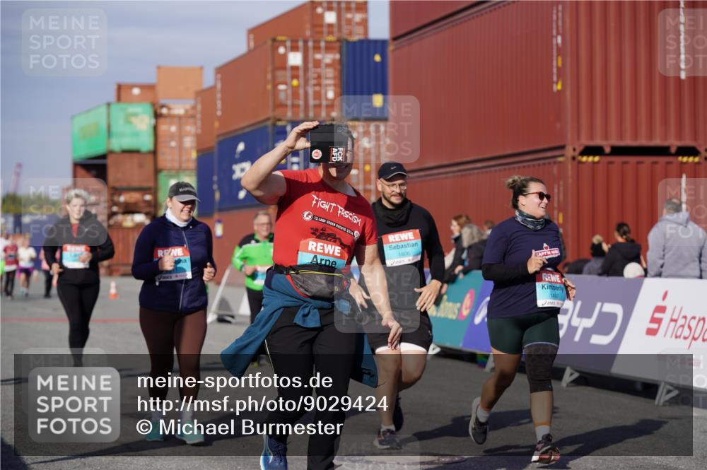 03.10.2025 - Köhlbrandbrückenlauf Michael Burmester http://msf.ph/oto/9029424 03.10.2025 10:34:16 Ziel 1497, 1606, 2011, 2020, 2271, 2311, 2578, 3324 meine-sportfotos.de