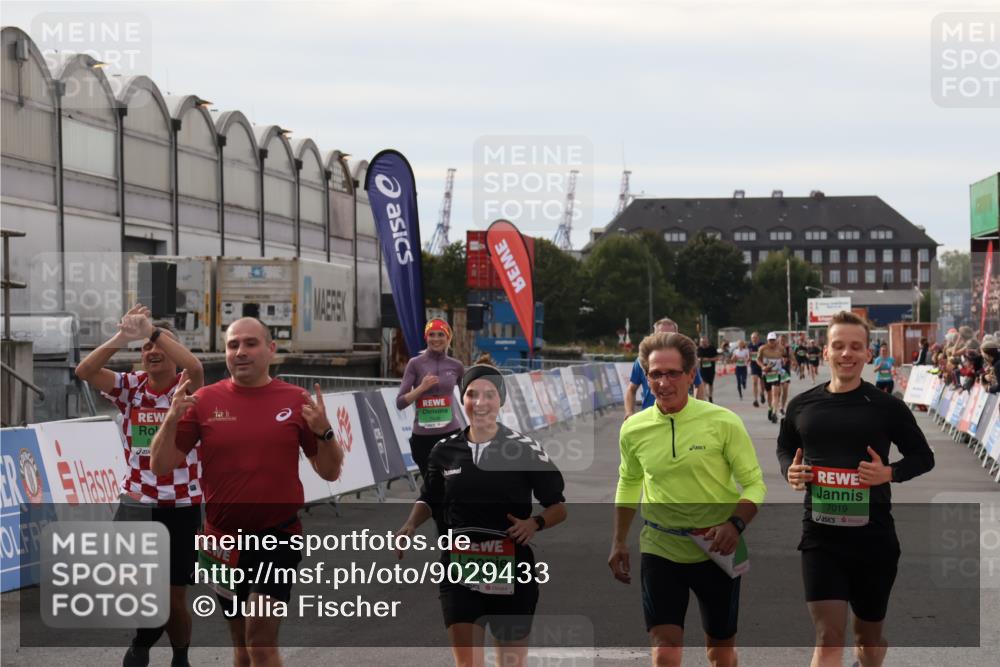 03.10.2025 - Köhlbrandbrückenlauf Julia Fischer http://msf.ph/oto/9029433 03.10.2025 16:08:15 Ziel 7019, 7285, 7310, 7311, 7319, 7449, 7506, 8265, 9072 meine-sportfotos.de