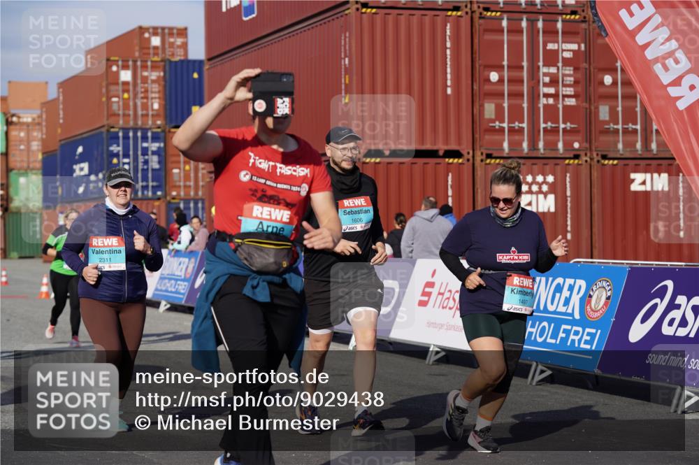 03.10.2025 - Köhlbrandbrückenlauf Michael Burmester http://msf.ph/oto/9029438 03.10.2025 10:34:17 Ziel 1497, 1606, 2011, 2020, 2271, 2311, 2578, 3324 meine-sportfotos.de