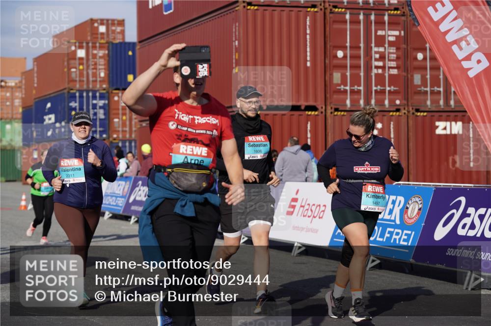 03.10.2025 - Köhlbrandbrückenlauf Michael Burmester http://msf.ph/oto/9029444 03.10.2025 10:34:17 Ziel 1497, 1606, 2011, 2020, 2271, 2311, 2578, 3324 meine-sportfotos.de