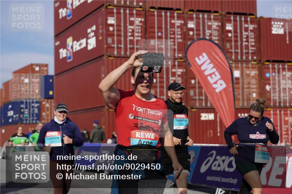 03.10.2025 - Köhlbrandbrückenlauf Michael Burmester http://msf.ph/oto/9029450 03.10.2025 10:34:18 Ziel 1497, 1606, 2011, 2020, 2271, 2311, 3324 meine-sportfotos.de