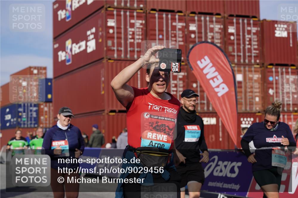 03.10.2025 - Köhlbrandbrückenlauf Michael Burmester http://msf.ph/oto/9029456 03.10.2025 10:34:18 Ziel 1497, 1606, 2011, 2020, 2271, 2311, 3324 meine-sportfotos.de