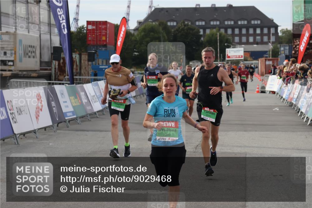 03.10.2025 - Köhlbrandbrückenlauf Julia Fischer http://msf.ph/oto/9029468 03.10.2025 16:08:28 Ziel 7285, 7314, 7349, 7423, 7449, 7594, 9110 meine-sportfotos.de