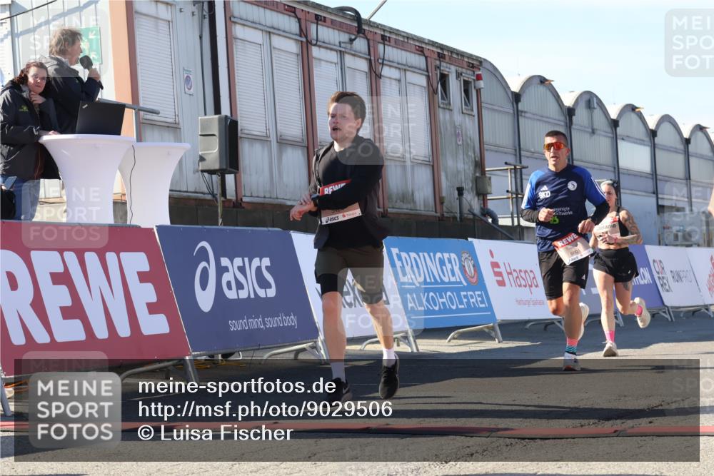 03.10.2025 - Köhlbrandbrückenlauf Luisa Fischer http://msf.ph/oto/9029506 03.10.2025 13:01:31 Ziel 4047, 4073, 4199, 4219, 4220, 4284, 4292, 4304, 5424, 5915, 6187, 6775, 6801 meine-sportfotos.de