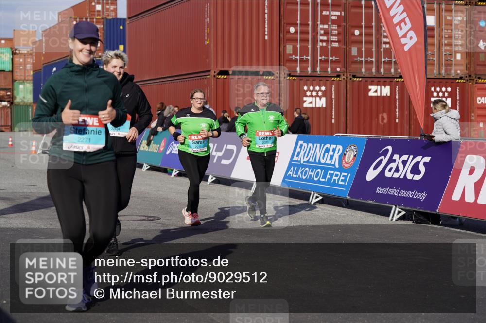 03.10.2025 - Köhlbrandbrückenlauf Michael Burmester http://msf.ph/oto/9029512 03.10.2025 10:34:20 Ziel 2011, 2020, 2271, 2311, 3324 meine-sportfotos.de