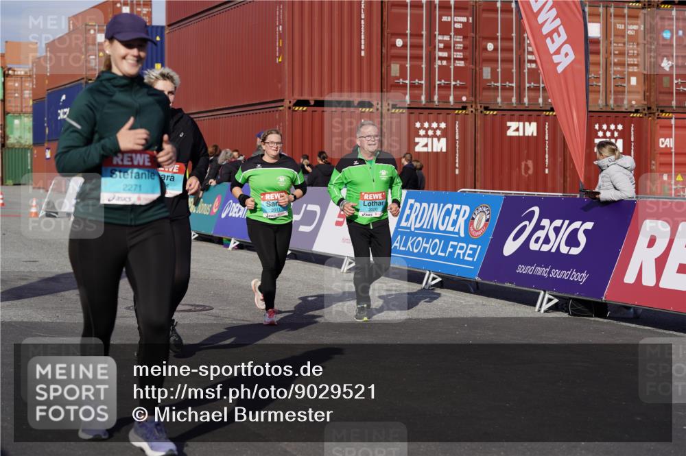 03.10.2025 - Köhlbrandbrückenlauf Michael Burmester http://msf.ph/oto/9029521 03.10.2025 10:34:21 Ziel 2011, 2020, 2271, 3324 meine-sportfotos.de