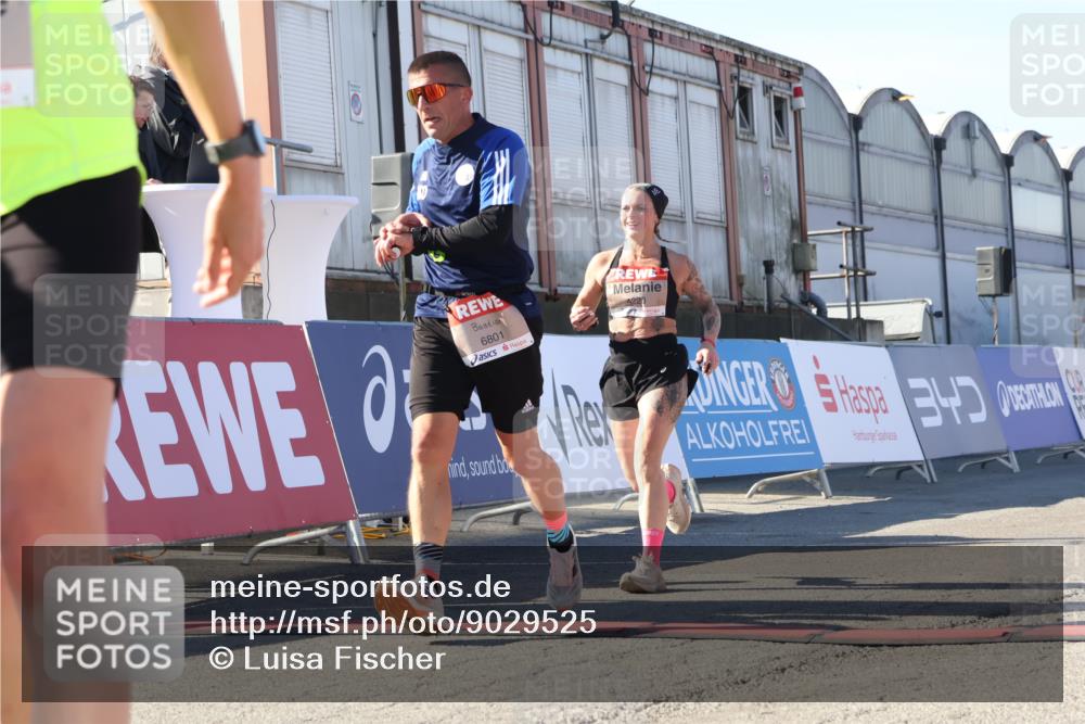 03.10.2025 - Köhlbrandbrückenlauf Luisa Fischer http://msf.ph/oto/9029525 03.10.2025 13:01:33 Ziel 4047, 4073, 4199, 4219, 4220, 4284, 4292, 4304, 5424, 6187, 6775, 6801 meine-sportfotos.de
