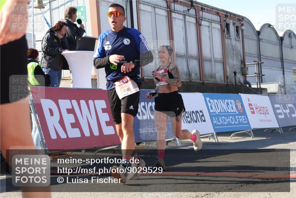 03.10.2025 - Köhlbrandbrückenlauf Luisa Fischer http://msf.ph/oto/9029529 03.10.2025 13:01:33 Ziel 4047, 4073, 4199, 4219, 4220, 4284, 4292, 4304, 5424, 6187, 6775, 6801 meine-sportfotos.de