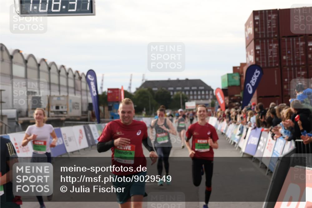 03.10.2025 - Köhlbrandbrückenlauf Julia Fischer http://msf.ph/oto/9029549 03.10.2025 16:08:37 Ziel 7314, 7339, 7349, 7360, 7423, 7594, 7616, 7708, 7851, 8279, 8778, 9110 meine-sportfotos.de