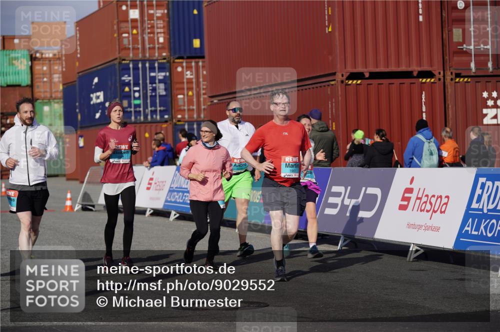 03.10.2025 - Köhlbrandbrückenlauf Michael Burmester http://msf.ph/oto/9029552 03.10.2025 10:34:31 Ziel 1475, 1546, 1961, 2062, 2233, 3439, 3453 meine-sportfotos.de