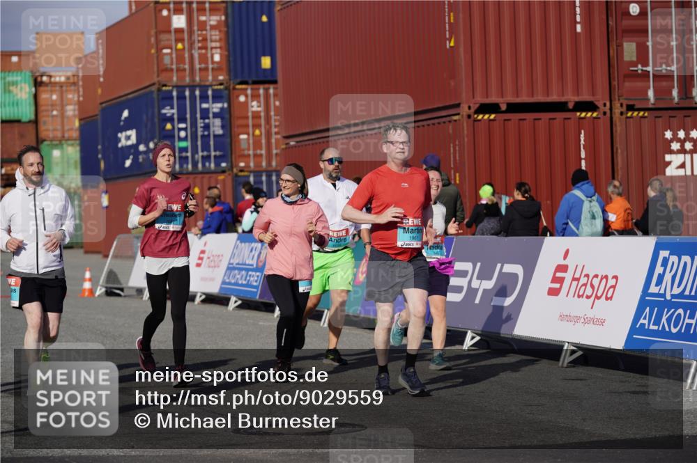 03.10.2025 - Köhlbrandbrückenlauf Michael Burmester http://msf.ph/oto/9029559 03.10.2025 10:34:31 Ziel 1475, 1546, 1961, 2062, 2233, 3439, 3453 meine-sportfotos.de