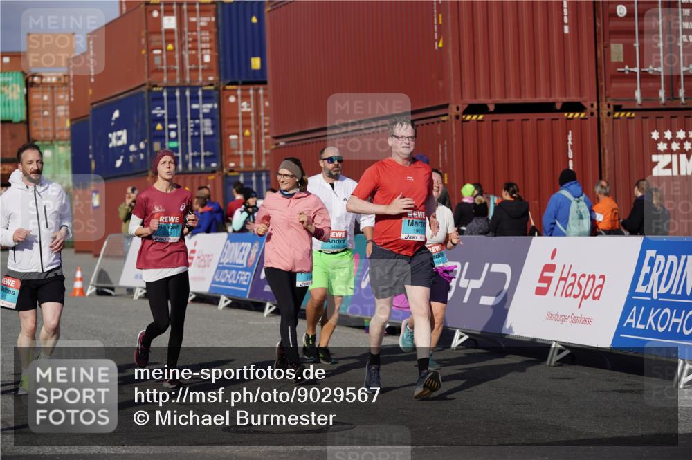 03.10.2025 - Köhlbrandbrückenlauf Michael Burmester http://msf.ph/oto/9029567 03.10.2025 10:34:32 Ziel 1475, 1546, 1961, 2062, 2233, 3439, 3453 meine-sportfotos.de