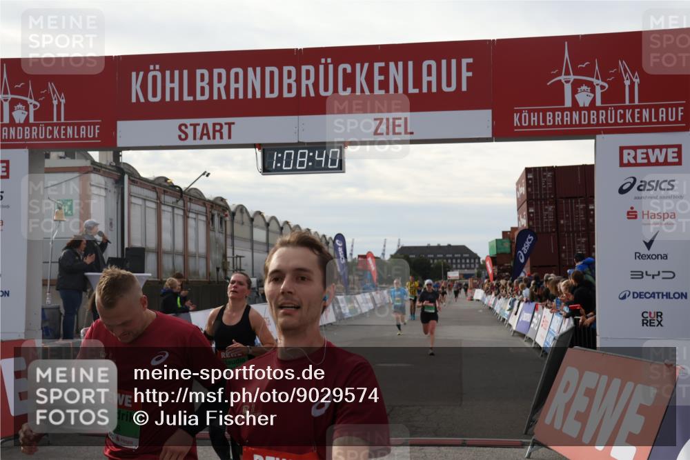 03.10.2025 - Köhlbrandbrückenlauf Julia Fischer http://msf.ph/oto/9029574 03.10.2025 16:08:40 Ziel 7283, 7339, 7360, 7423, 7594, 7616, 7708, 7851, 8279, 8778, 9110 meine-sportfotos.de