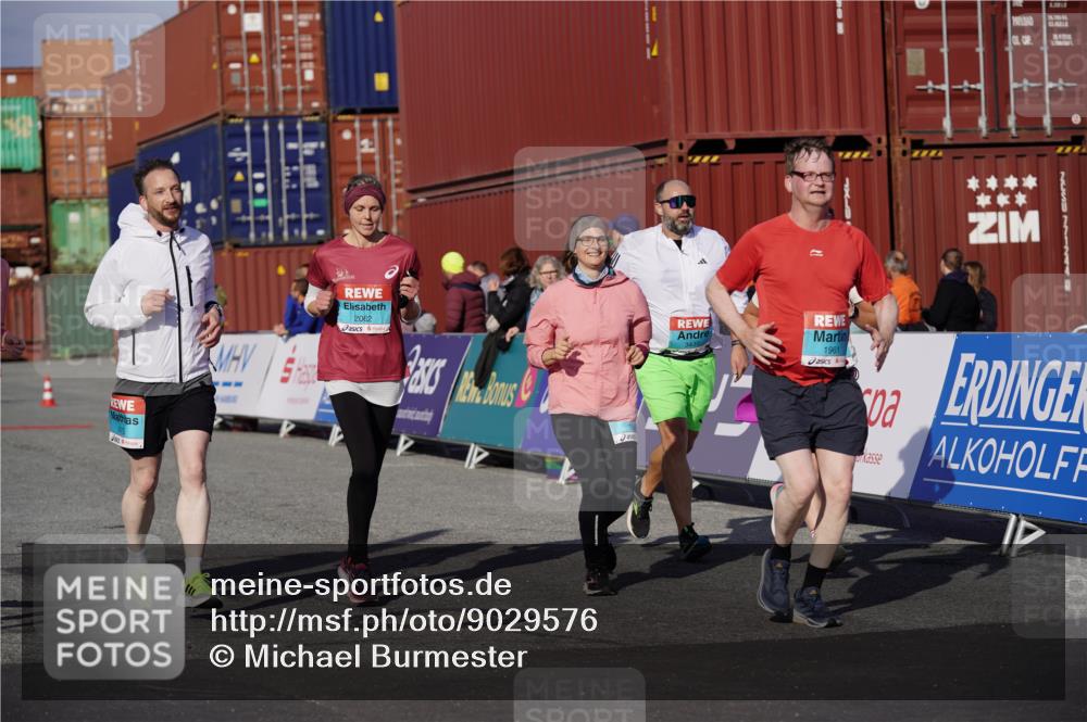 03.10.2025 - Köhlbrandbrückenlauf Michael Burmester http://msf.ph/oto/9029576 03.10.2025 10:34:32 Ziel 1475, 1546, 1961, 2062, 2233, 3439, 3453 meine-sportfotos.de