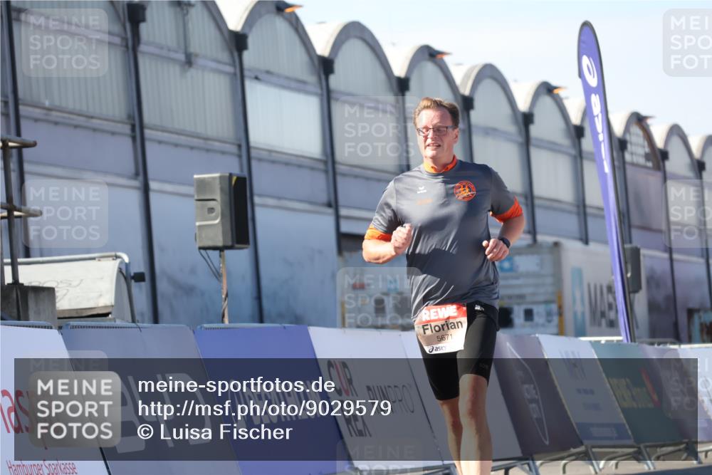 03.10.2025 - Köhlbrandbrückenlauf Luisa Fischer http://msf.ph/oto/9029579 03.10.2025 13:01:41 Ziel 4047, 4220, 4257, 5424, 5671, 6801 meine-sportfotos.de