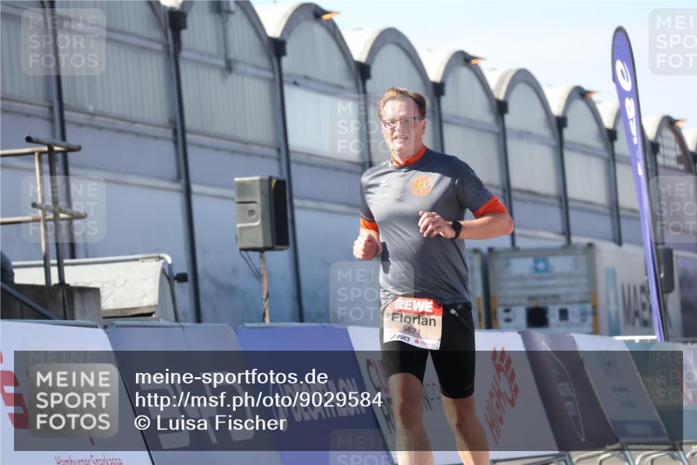 03.10.2025 - Köhlbrandbrückenlauf Luisa Fischer http://msf.ph/oto/9029584 03.10.2025 13:01:42 Ziel 4047, 4220, 4257, 5424, 5671, 6801 meine-sportfotos.de