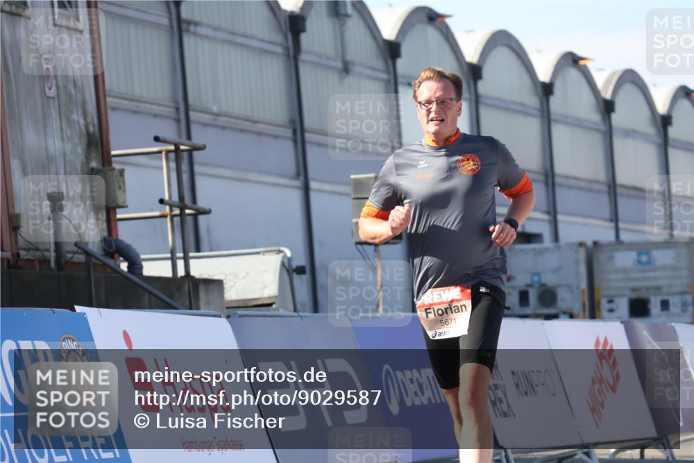 03.10.2025 - Köhlbrandbrückenlauf Luisa Fischer http://msf.ph/oto/9029587 03.10.2025 13:01:42 Ziel 4047, 4220, 4257, 5424, 5671, 6801 meine-sportfotos.de