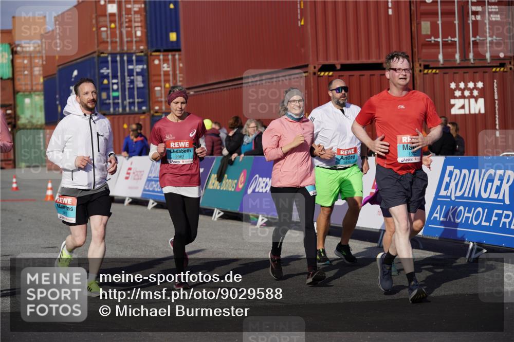 03.10.2025 - Köhlbrandbrückenlauf Michael Burmester http://msf.ph/oto/9029588 03.10.2025 10:34:33 Ziel 1475, 1546, 1961, 2062, 2233, 3439, 3453 meine-sportfotos.de