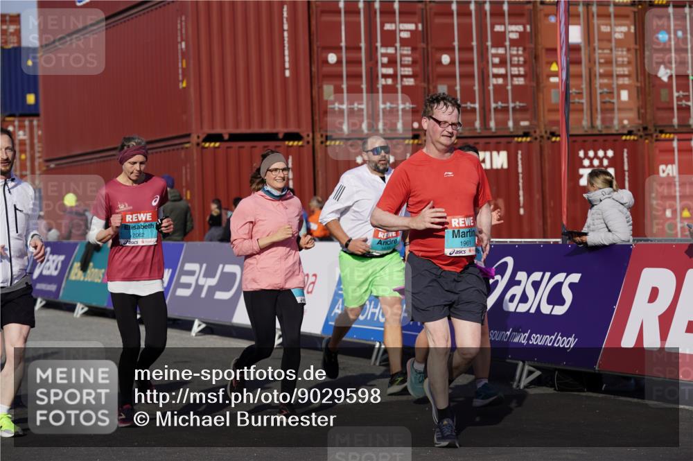 03.10.2025 - Köhlbrandbrückenlauf Michael Burmester http://msf.ph/oto/9029598 03.10.2025 10:34:33 Ziel 1475, 1546, 1961, 2062, 2233, 3439, 3453 meine-sportfotos.de