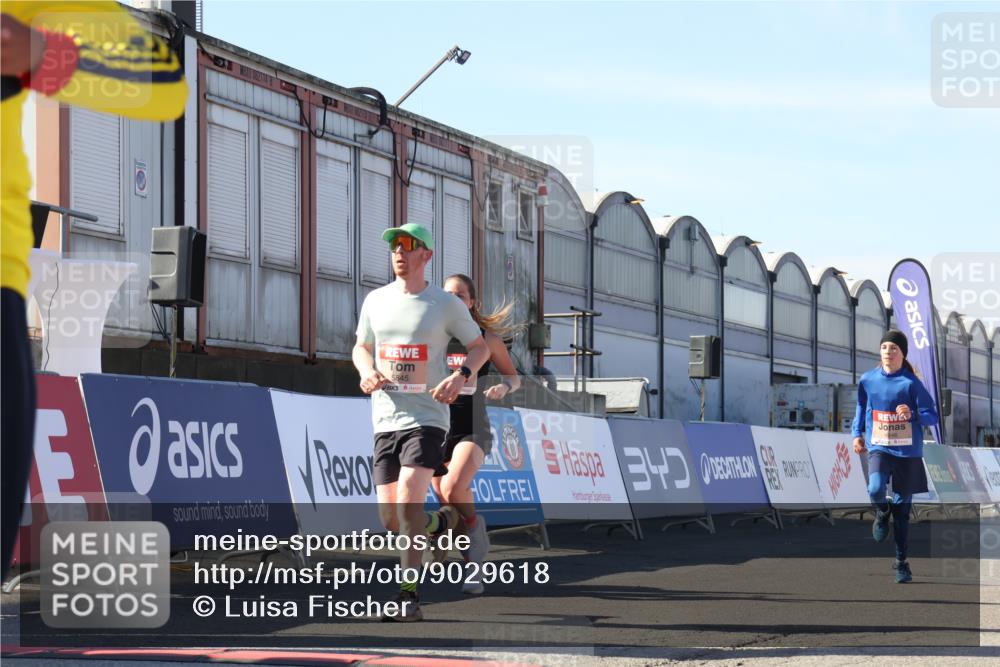 03.10.2025 - Köhlbrandbrückenlauf Luisa Fischer http://msf.ph/oto/9029618 03.10.2025 13:02:18 Ziel 4109, 4130, 4281, 4337, 4492, 4946, 5617, 5697, 5747, 5845, 6465, 6492 meine-sportfotos.de