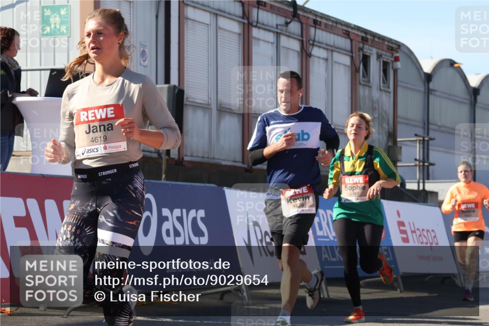 03.10.2025 - Köhlbrandbrückenlauf Luisa Fischer http://msf.ph/oto/9029654 03.10.2025 13:02:52 Ziel 4095, 4116, 4137, 4203, 4279, 4579, 4619, 4747, 5245, 5793, 5810, 6175, 6255, 6447, 6739 meine-sportfotos.de