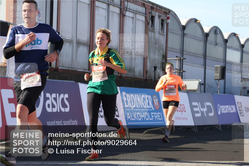 03.10.2025 - Köhlbrandbrückenlauf Luisa Fischer http://msf.ph/oto/9029664 03.10.2025 13:02:53 Ziel 4095, 4116, 4137, 4203, 4279, 4579, 4619, 4747, 5245, 5793, 5810, 6175, 6255, 6447, 6739 meine-sportfotos.de