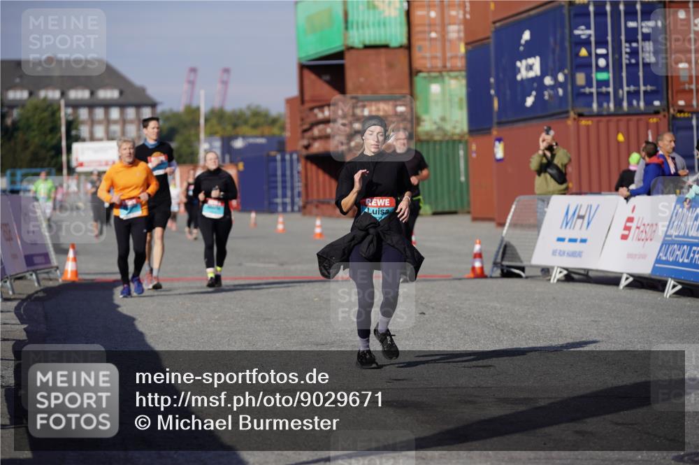 03.10.2025 - Köhlbrandbrückenlauf Michael Burmester http://msf.ph/oto/9029671 03.10.2025 10:34:39 Ziel 2771, 3551, 3552, 3553 meine-sportfotos.de