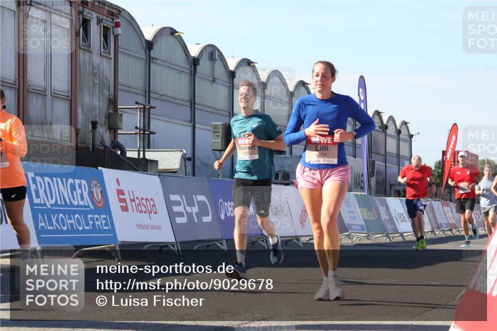 03.10.2025 - Köhlbrandbrückenlauf Luisa Fischer http://msf.ph/oto/9029678 03.10.2025 13:02:54 Ziel 4095, 4116, 4137, 4203, 4279, 4579, 4619, 4747, 5245, 5793, 5810, 6175, 6447, 6739 meine-sportfotos.de