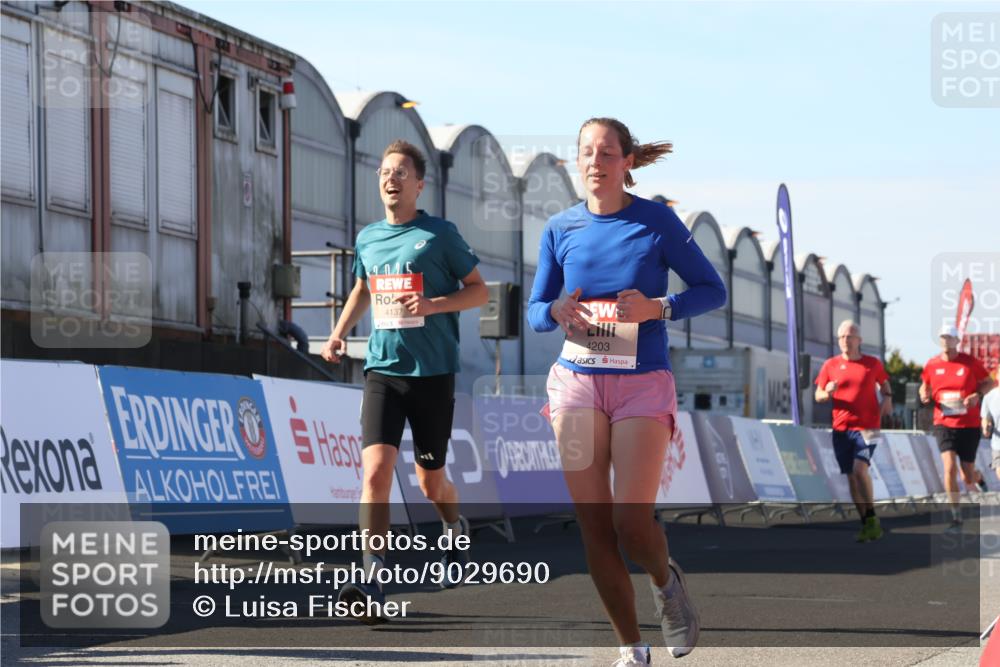 03.10.2025 - Köhlbrandbrückenlauf Luisa Fischer http://msf.ph/oto/9029690 03.10.2025 13:02:55 Ziel 4095, 4116, 4137, 4203, 4279, 4294, 4619, 4747, 5245, 5793, 5810, 6175, 6447, 6739, 6770 meine-sportfotos.de