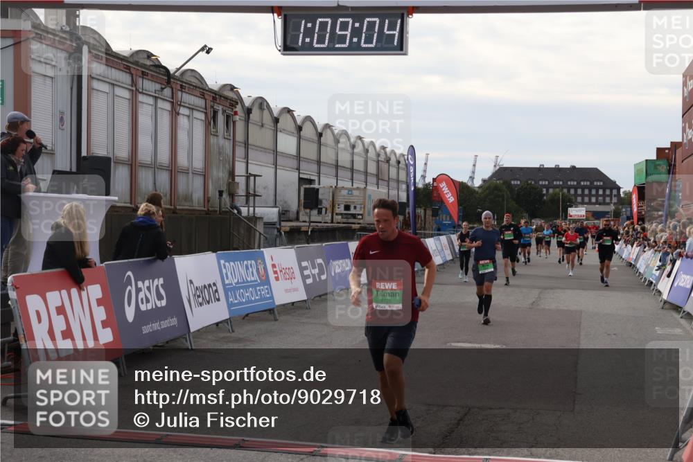 03.10.2025 - Köhlbrandbrückenlauf Julia Fischer http://msf.ph/oto/9029718 03.10.2025 16:09:04 Ziel 7057, 7141, 7333, 7336, 7379, 7501, 7585, 8118, 8725, 8931, 9139 meine-sportfotos.de