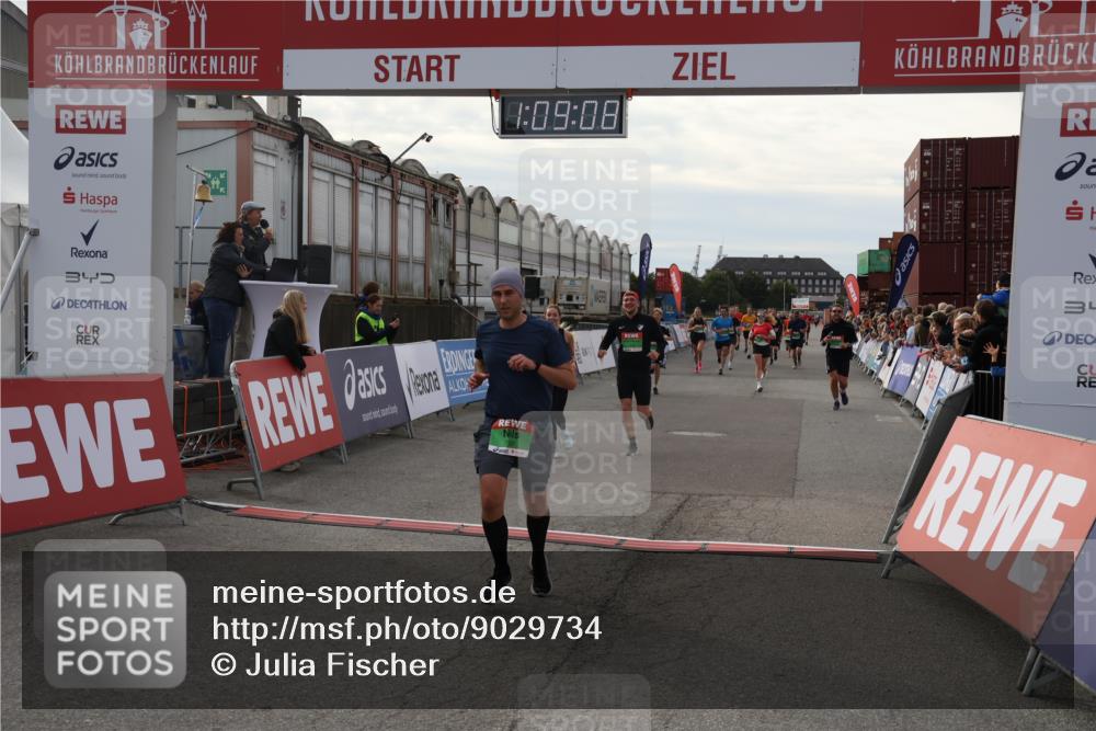 03.10.2025 - Köhlbrandbrückenlauf Julia Fischer http://msf.ph/oto/9029734 03.10.2025 16:09:08 Ziel 7057, 7333, 7336, 7379, 7501, 7585, 7823, 8725, 8797, 9139, 9216, 9739 meine-sportfotos.de