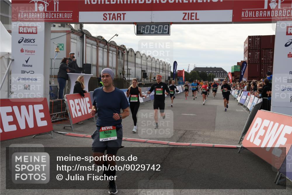 03.10.2025 - Köhlbrandbrückenlauf Julia Fischer http://msf.ph/oto/9029742 03.10.2025 16:09:09 Ziel 7057, 7379, 7501, 7585, 7823, 8348, 8725, 8763, 8797, 9139, 9216, 9739 meine-sportfotos.de
