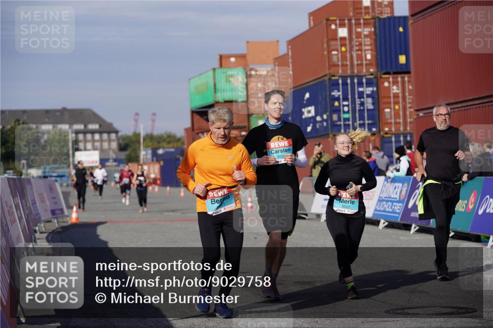 03.10.2025 - Köhlbrandbrückenlauf Michael Burmester http://msf.ph/oto/9029758 03.10.2025 10:34:47 Ziel 3551, 3552, 3553, 3673 meine-sportfotos.de